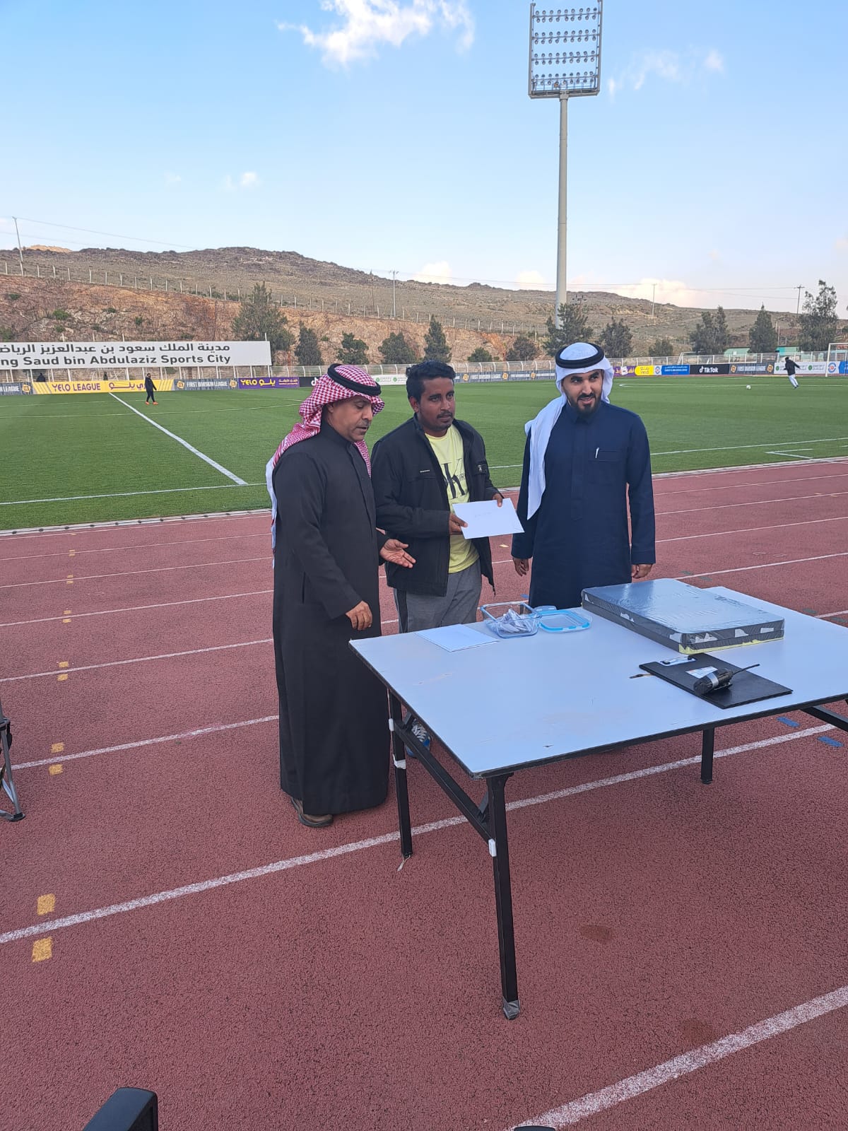 فاعلية ترفيهيه مباراة العين الساحل وتوزيع جوائز نقدية للجمهور 13